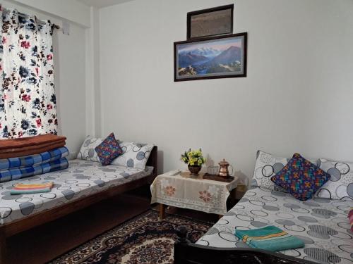 sala de estar con sofá y mesa en Brothers Homestay, en Darjeeling