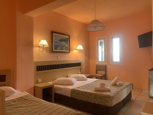 Postel nebo postele na pokoji v ubytování Polychrono Beach Hotel