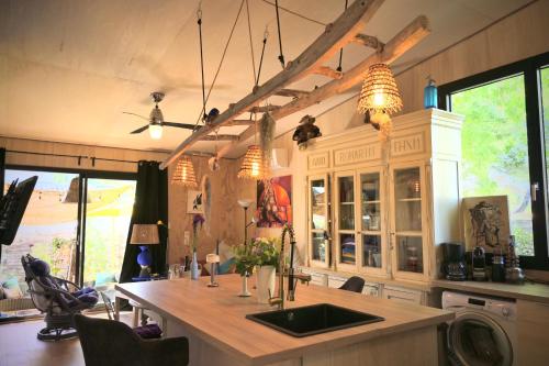 - une cuisine avec un grand îlot et un comptoir dans l'établissement Nouveau ENVOUTEMENT près de GORDES Provence Maison entière neuve archi luxe écolo 4 pers parking privé, à Robion