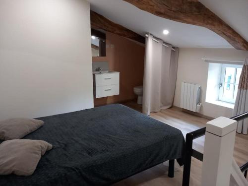 1 dormitorio con 1 cama grande y baño en Gîte à 25 minutes du Puy du Fou, en Montournais