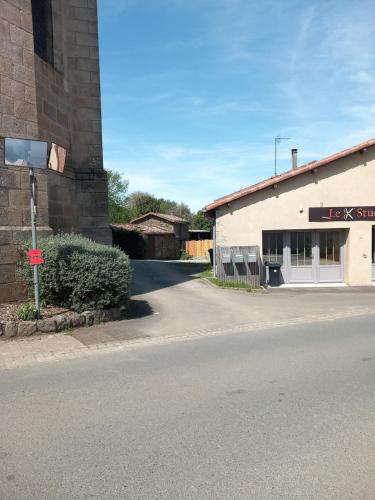 una calle vacía delante de un edificio en Gîte à 25 minutes du Puy du Fou, en Montournais