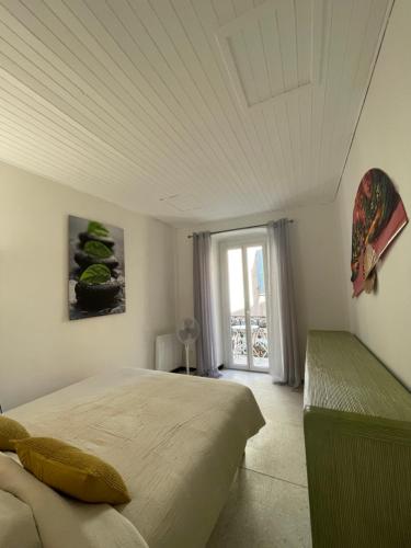 a bedroom with a large bed and a window at Appartement en plein Centre in Calvi