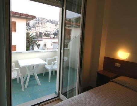 Ένα ή περισσότερα κρεβάτια σε δωμάτιο στο Hotel Mayor