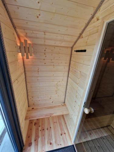 una sauna de madera en una casa con la puerta abierta en Domek rekreacyjny U Marcina, en Kwidzyn