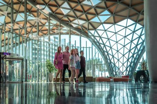The Art Hotel & Resort في المنامة: مجموعة من ثلاث نساء تقف في مبنى