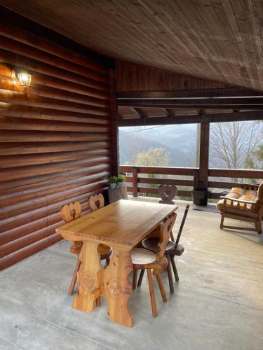 una mesa de madera y sillas en un patio en Chalet Aledia en Pessinetto