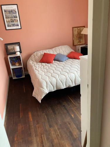 une chambre avec un lit avec deux oreillers dessus dans l'établissement Au coeur de Saint Cast, à Saint-Cast-le-Guildo