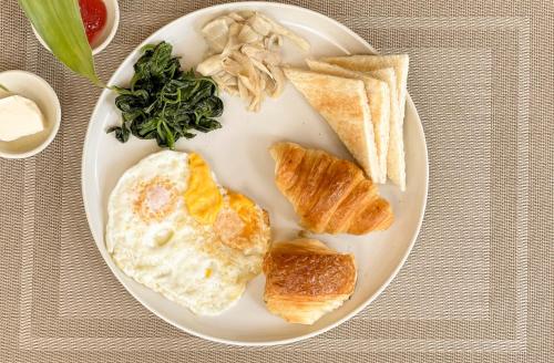 un piatto di cibo con uova, pane e verdure di Angkor Eden Boutique Hotel a Siem Reap