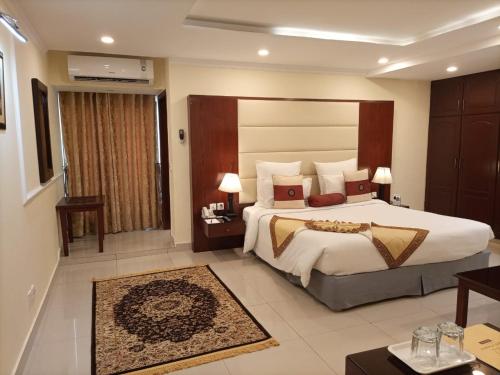 Ένα ή περισσότερα κρεβάτια σε δωμάτιο στο Heaven HOtel DHA Lahore
