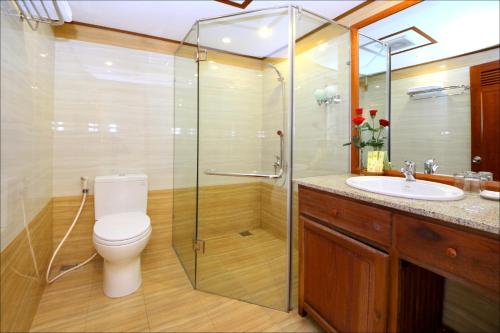 e bagno con servizi igienici, doccia e lavandino. di Kiman Hoi An Hotel a Hoi An