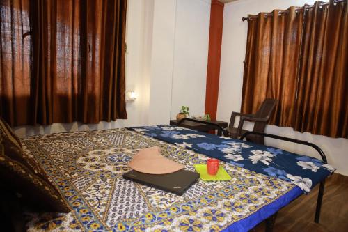 una habitación con una cama con sombrero en Arpita FarmStay, en Malvan