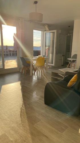 un salon avec un canapé et une table dans l'établissement Apparentement proche Paris avec terrasse vue dégagée, à Bezons