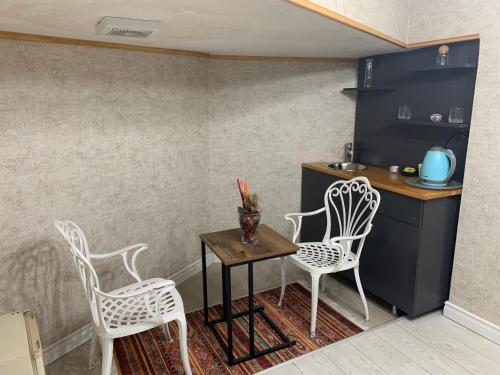 eine kleine Küche mit 2 Stühlen und einem Tisch in der Unterkunft Valeria House in Istanbul