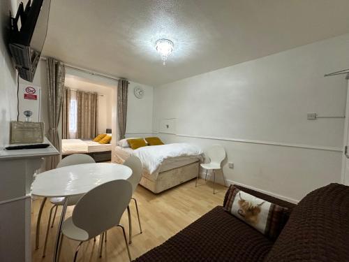 Кровать или кровати в номере 3rd Studio Flat With Private Toilet and Bathroom Setup For Family Enjoyment 134 Keedonwood Road Bromley