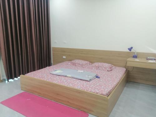 a bedroom with a bed with pink mats on it at Phòng nghỉ nhà Thiên Lý in Dien Bien Phu