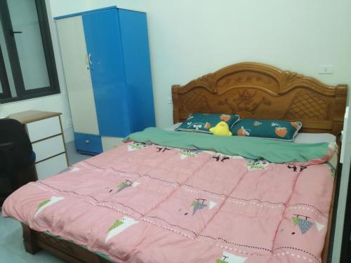 a bed with a pink blanket and a rubber duck on it at Phòng nghỉ nhà Thiên Lý in Dien Bien Phu