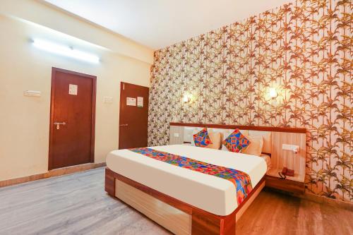 a bedroom with a bed in a room at HOTEL NIGHT EYE HI-TECH CITY in Hyderabad