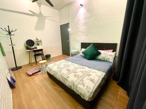 um quarto com uma cama num quarto em Entire Cozy Home 16 • 3 bedroom @ Alma Bukit Mertajam em Bukit Mertajam