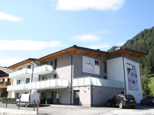 クライナルにあるApartment in Kleinarl near Ski Area with Balcony Parkingの車が停まった建物