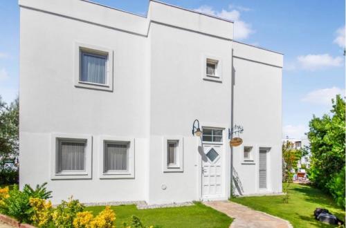 a white house with a courtyard at Dibek Homes Villa & Hotel in Yalıkavak