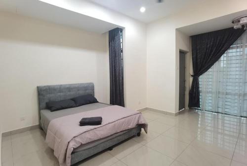 ein Schlafzimmer mit einem Bett und einem großen Fenster in der Unterkunft 55 Cozy Home Mount Austin Eco Adda Setia Indah Daya in Johor Bahru