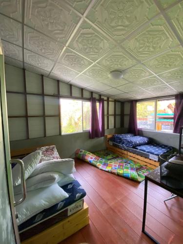 una habitación con 2 camas y una habitación con ventanas en หนำเคียงคลอง ฟาร์มสเตย์ Kiangklong Farmstay en Ban Bang Pho