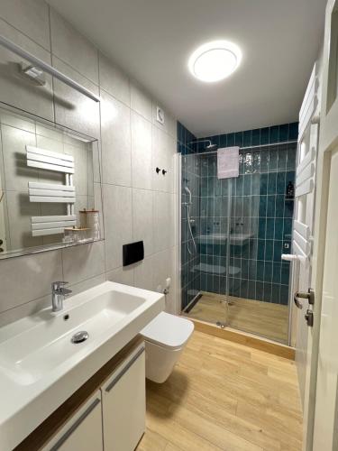 een badkamer met een toilet, een wastafel en een douche bij AlmaOldTown - Centrum - Check-In 24h in Wrocław