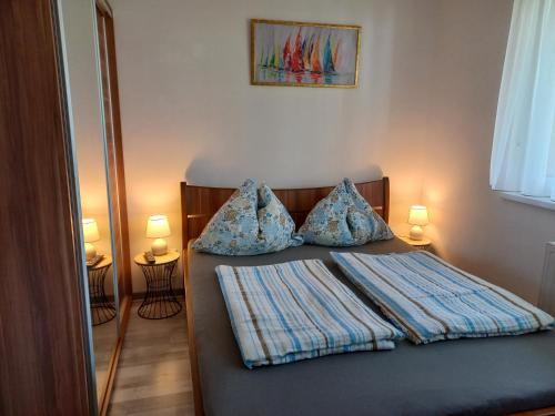 シオーフォクにあるRiviéra Wellness Apartmanのベッドルーム1室(枕2つ付)