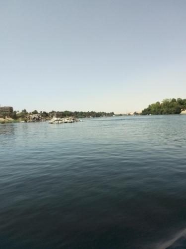 uma vista para uma grande massa de água em Ozzy Tourism em Aswan