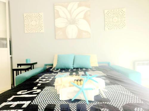 une chambre avec un lit avec des serviettes dessus dans l'établissement Rez de Jardin port santa lucia, à Saint-Raphaël