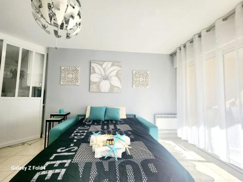 une chambre avec un grand lit dans une pièce dans l'établissement Rez de Jardin port santa lucia, à Saint-Raphaël