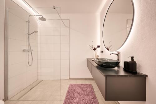 a bathroom with a sink and a mirror at Refugio in Sittersdorf