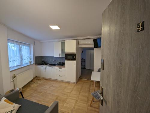 Zimmer mit Küche und Wohnzimmer in der Unterkunft Apartament Zacisze - 7 min od dworca in Przemyśl
