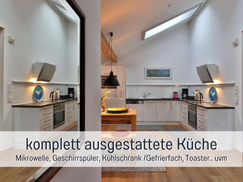 una cocina con armarios blancos y fregadero en Maisonette-Wohnungen "Beim Schmied" im Chiemgau, en Traunreut