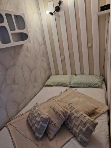 Cette chambre comprend un lit avec une couverture. dans l'établissement Vacances en paradis, à Agay