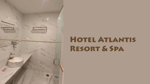 Atlantis Resort Spa Restaurant Swimming Pool, Banquet Hall, Guntur. في جونتور: حمام فيه شطاف و مرحاض