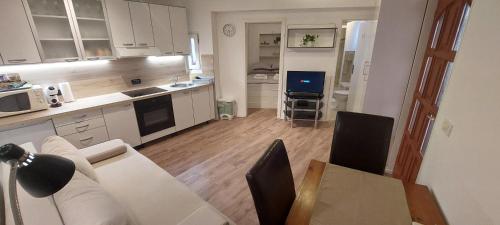 cocina con sofá y mesa en una habitación en Apartment Kremen en Izola