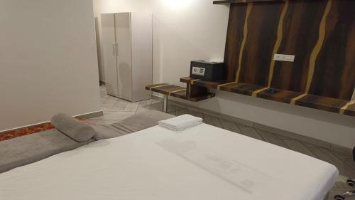 Atlantis Resort Spa Restaurant Swimming Pool, Banquet Hall, Guntur. في جونتور: غرفة فندق بها سرير ومرآة