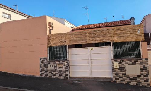 un edificio con dos puertas de garaje en una calle en HAPPY ROOM, en Granadilla de Abona