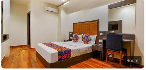 Un pat sau paturi într-o cameră la Hotel Royal Palace Kurla