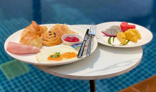 two plates of breakfast food on a table at Maha Kali Hotel in Phumi Ta Phul