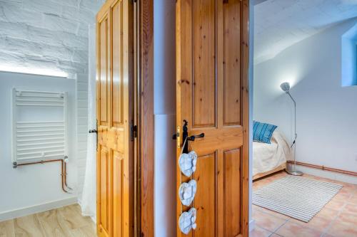 Habitación con puerta de madera y dormitorio en Can Parralets, en Camallera