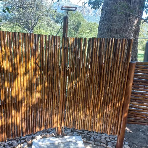 a wooden fence next to a wooden bench at Cosy Corner in Kampersrus AH