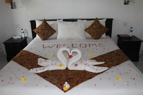 a bed with two swans made to look like hearts at Magus Homestay in Pemuteran