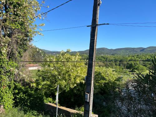 un poteau téléphonique avec vue sur une rivière dans l'établissement Chambre double, à Viviers
