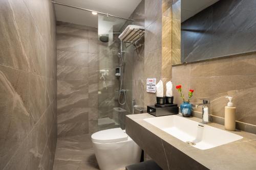 uma casa de banho com um lavatório, um WC e um chuveiro em Casa Valentina Hanoi Hotel em Hanói