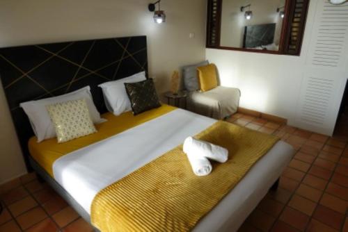 une chambre avec un grand lit avec deux serviettes dessus dans l'établissement Studio mya evasion 219 tartane martinique, à La Trinité