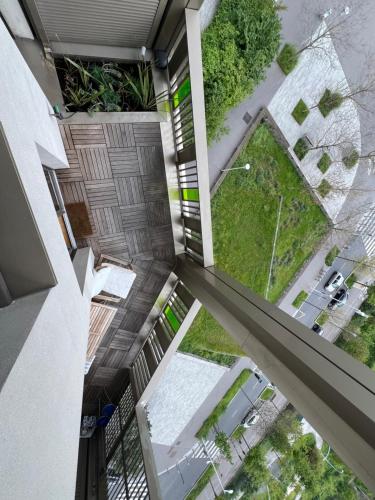 uma vista superior de um jardim a partir de uma casa em Duplex avec vue sur la Tour Eiffel em Nanterre