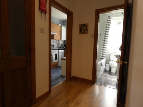 una puerta abierta a una cocina con pasillo en Central 2-bed flat in Edinburgh, en Edimburgo