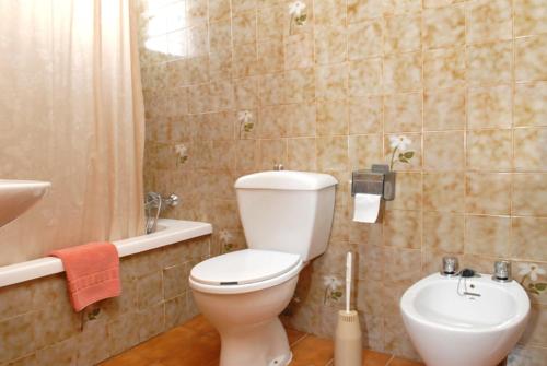 La salle de bains est pourvue de toilettes blanches et d'un lavabo. dans l'établissement Hotel Borja, à El Puig